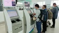 Para penumpang pesawat di Bandara SAMS Sepinggan Balikpapan melakukan chek-in secara online. (Apriyanto/Liputan6.com)