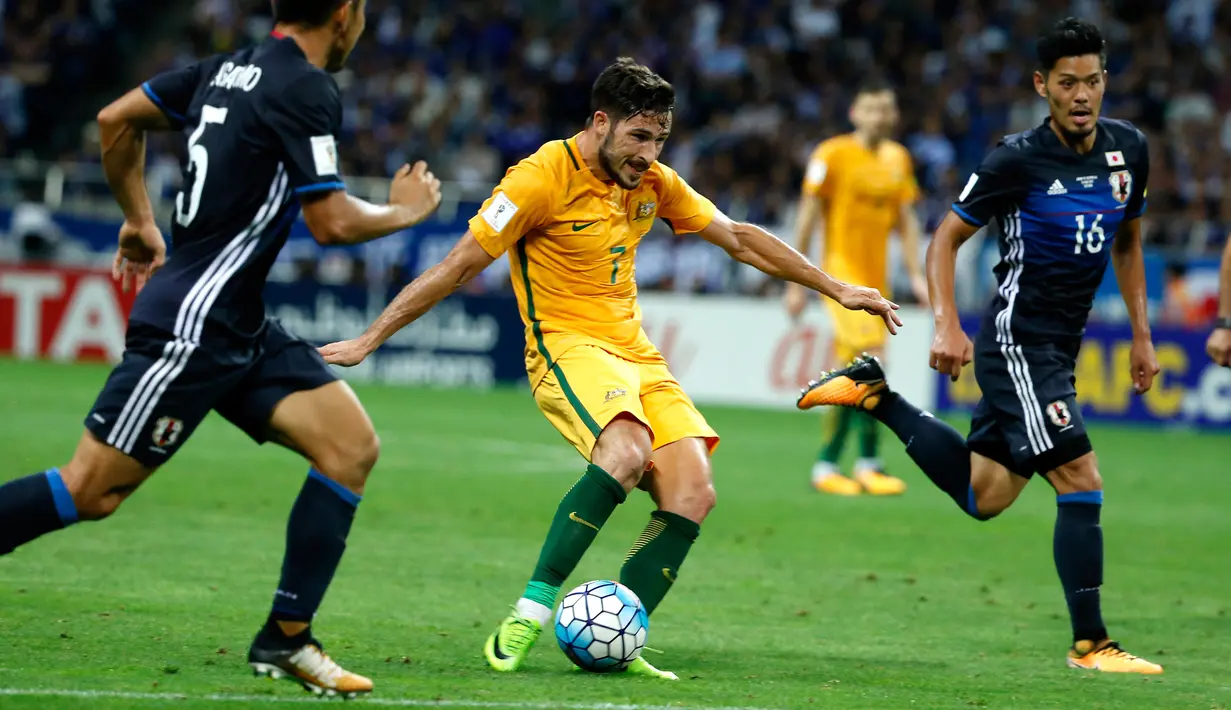 Pemain Australia, Mathew Leckie bersiap melakukan tembakan ke gawang Jepang saat pertandingan kualifikasi Piala Dunia Grup B di Saitama, Jepang (1/9). (AP Photo / Shuji Kajiyama)