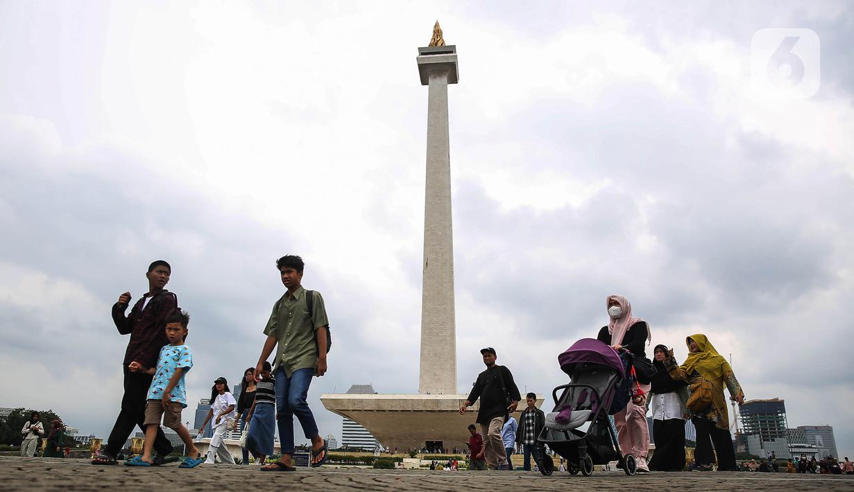 Aktivitas warga saat berkunjung di kawasan Monumen Nasional (Monas), Jakarta, Rabu (25/12/2024). (Liputan6.com/Angga Yuniar)