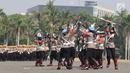 Atraksi ketangkasan anggota polisi wanita (Polwan) saat memeriahkan peringatan HUT ke-70 di Lapangan Monas, Jakarta, Senin (3/9). Berbagai atraksi ketangkasan diperlihatkan sejumlah polwan. (Merdeka.com/Iqbal S. Nugroho)