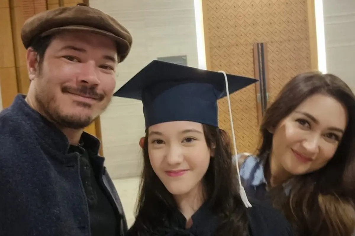 7 Potret Nafa Urback dan Zack Lee Liburan Bareng Buah Hati ke Jepang