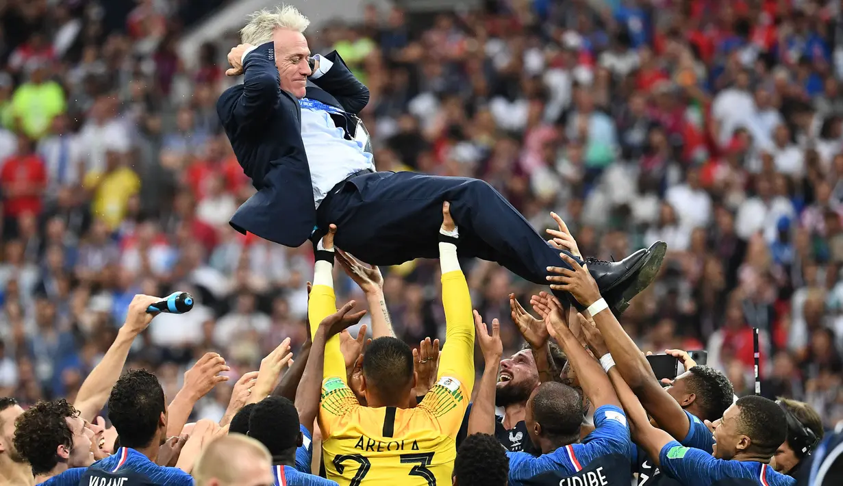 Pelatih Prancis, Didier Deschamps merayakan gelar juara Piala Dunia 2018 setelah mengalah Kroasia pada partai final di Luzhniki Stadium, Moscow, Rusia, 15 Juli 2018. (AFP/Franck Fife)