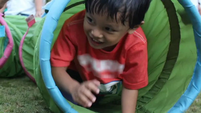 Ternyata Merangkak itu Sangat Krusial untuk Anak