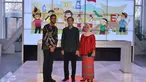 Presiden Jokowi dan Ibu Negara, Iriana Widodo berfoto bersama CEO Google, Sundar Pichai saat berkunjung ke kantor Google di Silicon Valley, San Fransisco, Rabu (17/2). Kedatangan Jokowi disambut CEO Google itu dengan mengenakan batik. (Setpres/Biro Pers)