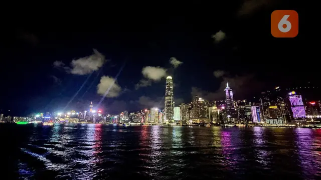 Gemerlap cahaya Hong Kong di Pelabuhan Victoria saat malam hari