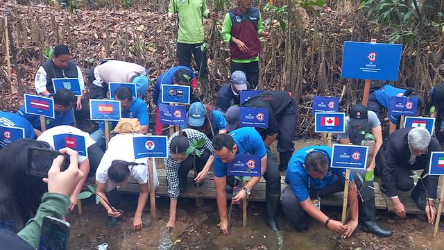 PP Persatuan Bola Basket Seluruh Indonesia (PP Perbasi) bersama Panitia Pelaksana Lokal FIBA World Cup 2023 untuk menanam 56 bibit Pohon Bakau sebagai upaya mengatasi kualitas udara di Jakarta.