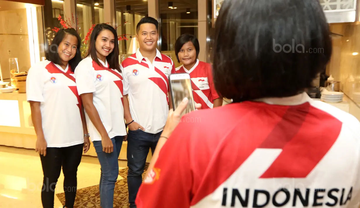 Para atlet Akuatik berfoto usai mengikuti acara pelepasan tim di Epicentrum, Jakarta, Jumat (11/8/2017). Akuatik diharapkan merebut lima emas pada SEA Games 2017. (Bola.com/Nicklas Hanoatubun)