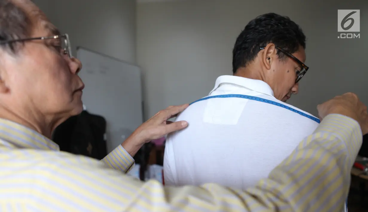 Wakil Gubernur DKI Jakarta terpilih Sandiaga Uno melakukan pengepasan, atau fitting seragam dinas jelang hari pelantikan di kawasan Kebayoran Baru, Jakarta, Kamis (12/10). (Liputan6.com/Pool/Tim Anies-Sandi)