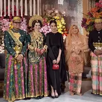 Tampilan Elegan Azizah Salsha saat Kondangan Wakil Ketua MPR RI. [@azizahsalsha_]