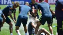 Suasana saat para pemain sepak bola Brasil melempar tepung dan telur ke kepala Philippe Coutinho dalam sesi latihan jelang Piala Dunia 2018 di Sochi, Rusia, Selasa (12/6). (Nelson Almeida/AFP)