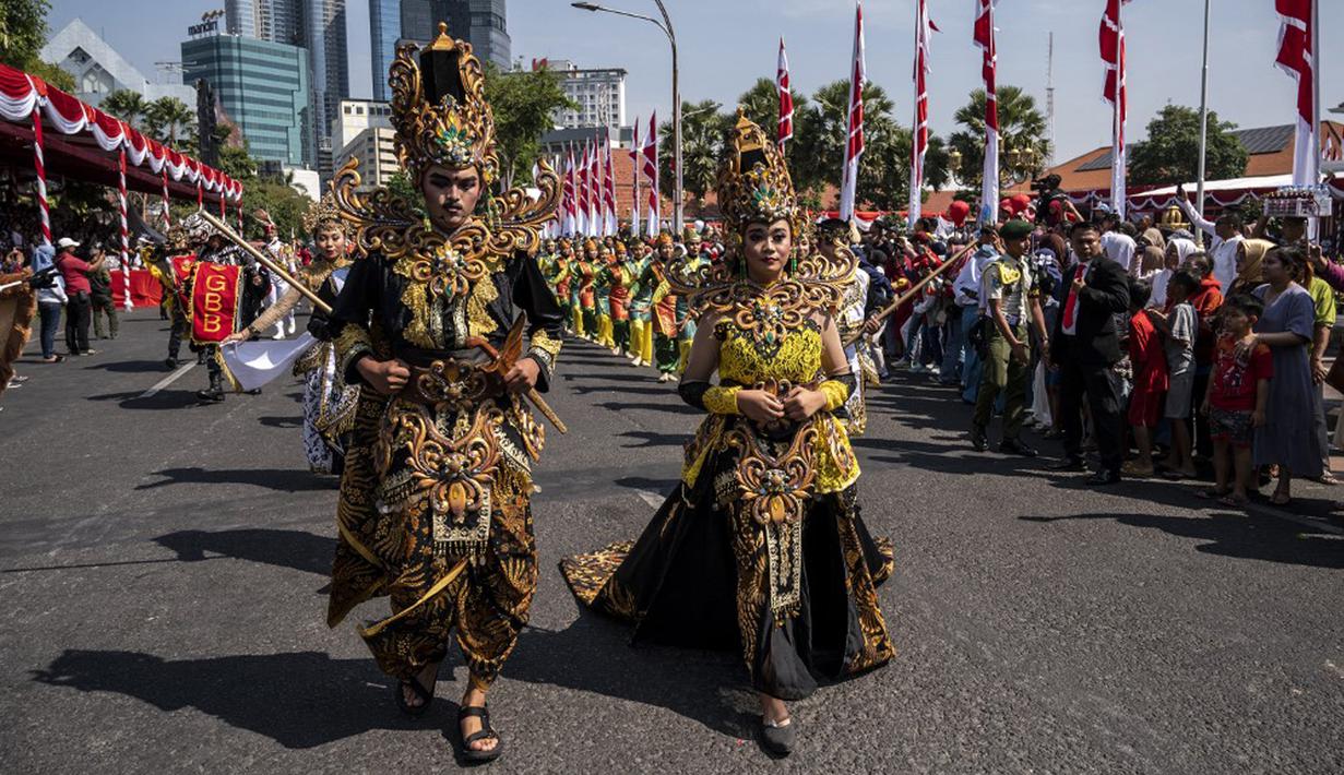 Penari menampilkan tarian tradisional sebelum upacara peringatan Hari Ulang Tahun (HUT) ke-78 Republik Indonesia (RI) di Surabaya, Jawa Timur, Kamis (17/8/2023). (JUNI KRISWANTO/AFP)
