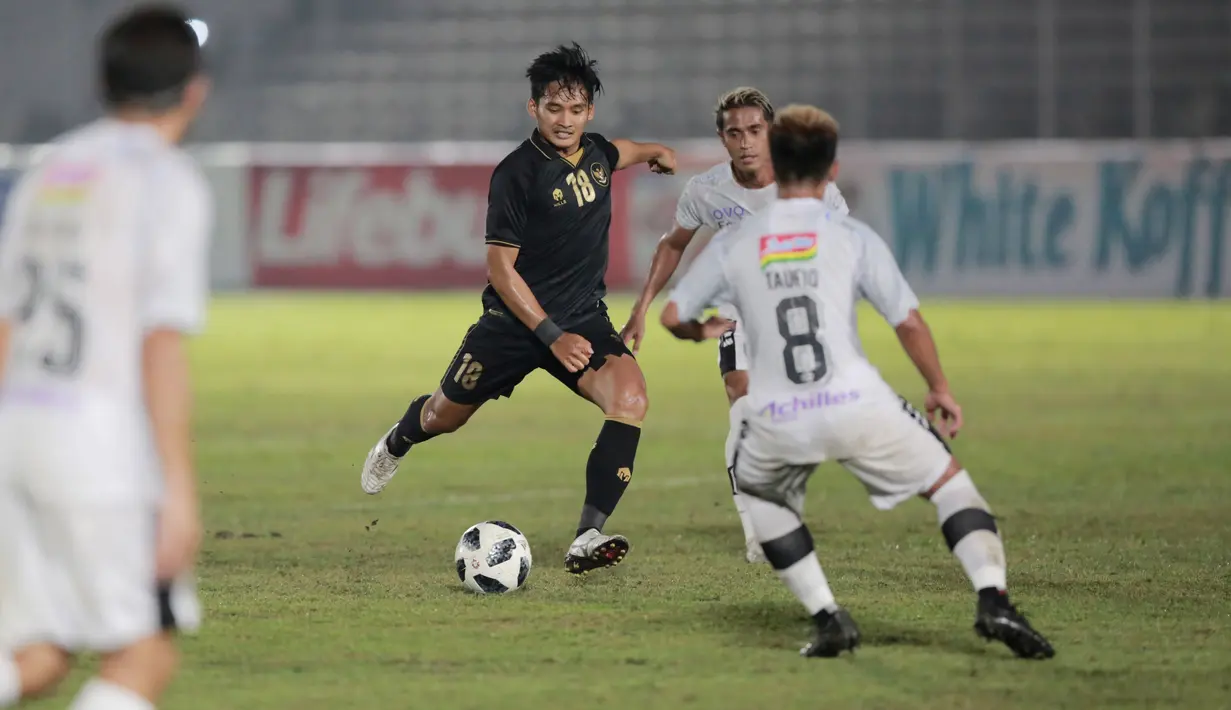 Pemain Timnas Indonesia, Kadek Agung, melepaskan tendangan saat melawan Bali United pada laga uji coba di Stadion Madya, Jakarta, Minggu (7/3/2021). Indonesia menang dengan skor 3-1. (Bola.com/ Ikhwan Yanuar Harun)
