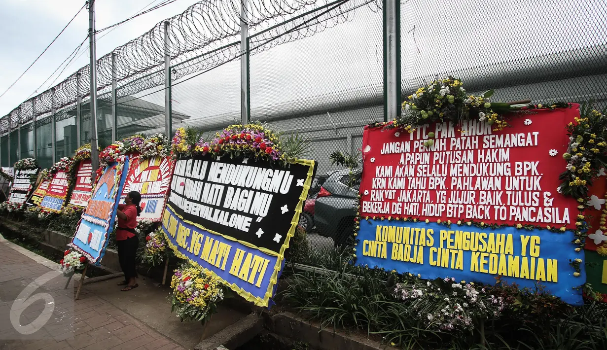 Pekerja menata karangan bunga pesanan dari pendukung Basuki Tjahaja Purnama atau Ahok di depan Rutan Cipinang, Jakarta, Rabu (10/5). Karangan bunga terus berdatangan, meski Ahok sudah dipindahkan ke Rutan Mako Brimob, Depok. (Liputan6.com/Faizal Fanani)