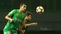 Pemain Bhayangkara FC, Otavia Dutra (kiri) berduel dengan pemain Barito Putra pada Liga 1 2017 di Stadion Patriot, Bekasi, Selasa (4/7/2017). Barito menang 1-0. (Bola.com/Nicklas Hanoatubun)