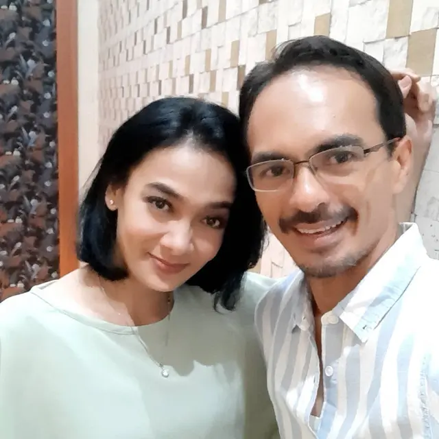 17 Tahun Menikah, Ini 6 Potret Mesra Attar Syach dan Ananda Lontoh