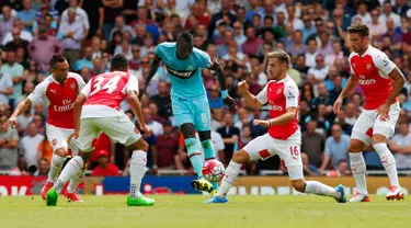 Gelandang West ham United, Cheikhou Kouyate (tengah) berusaha melewati para pemain Arsenal pada pertandingan Liga Primer Inggris di Stadion Emirates, London, (9/8/2015). West ham menang 2-0 atas Arsenal. (Reuters/Eddie Keogh)