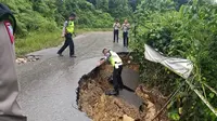 Jalan penghubung empat kabupaten di Konawe Selatan putus akibat longsor usai hujan deras.