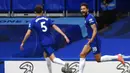 Striker Chelsea, Olivier Giroud, merayakan gol ke gawang Wolverhampton Wanderers pada laga Premier League di Stadion Stamford Bridge, Minggu (26/7/2020). Chelsea menang dengan skor 2-0. (Mike Hewitt/Pool via AP)