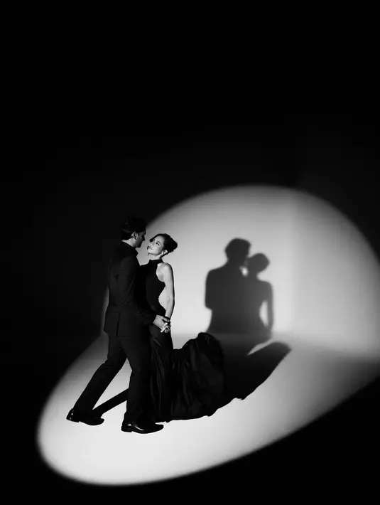 Di potret terakhir, pasangan ini bergaya klasik romantis bernuansa hitam. Pevita kenakan halterneck dress dengan rambut up do. Sementara Mirzan Meer kenakan setelan jas serba hitam [@pevpearce]