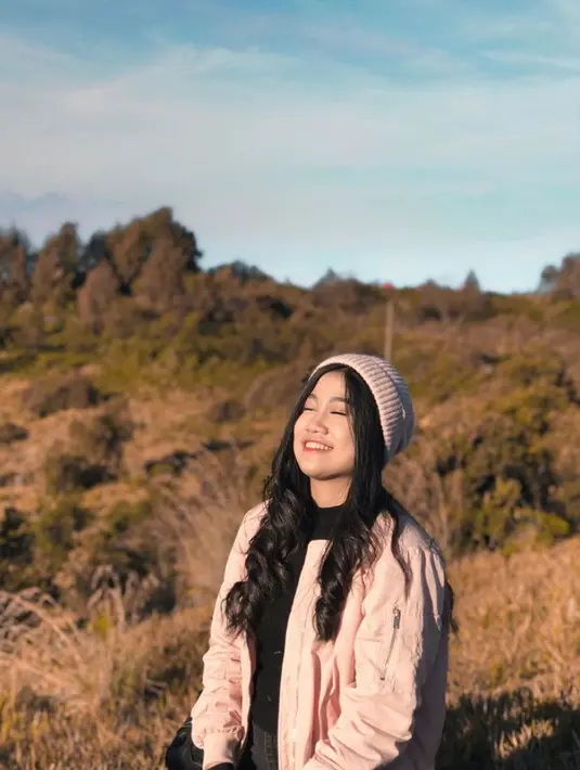 Meski sedang berlibur, penampilan gadis 20 tahun ini tetap stylish. Jaket dan topi kupluk dipadukan dengan warna yang sama yaitu merah jambu. Penampilannya terlihat lebih ceria. (Liputan6.com/IG/@awdella)