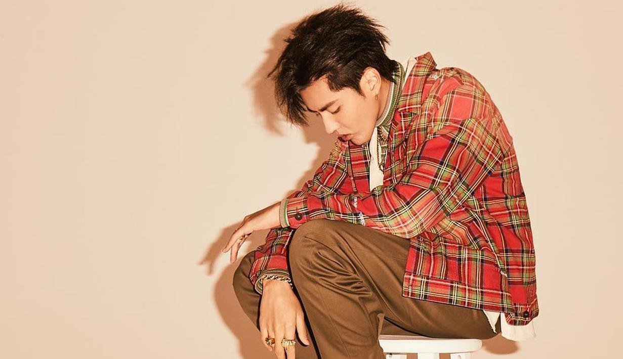 Kris Wu masih cukup sering menjalani pemotretan. Dengan pakaian serta gaya di depan kamera yang cukup santai, ia memiliki daya tarik sendiri.(Liputan6.com/IG/@kriswu)
