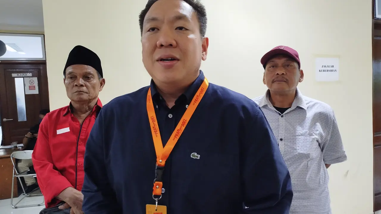 Bendahara Tim Pemenangan Pramono-Rano, Charles Honoris, menyambangi Kecamatan Tamansari, Jakarta Barat, Jumat (29/11/2024). Kehadirannya untuk memantau langsung proses rekapitulasi suara Pilkada Jakarta 2024. (Liputan6.com/Ady Anugrahadi)