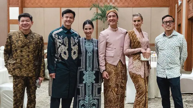 7 Potret Daniel Mananta dan Istri Kompak Pakai Baju Adat Jawa, Banjir Pujian