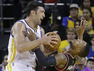 Pemain Golden State Warriors, Zaza Pachulia (kiri) bertabrakan dengan pemain Portland Trail Blazers, Damian Lillard pada laga preseason NBA basketball game, Oakland, California, Sabtu (22/10/2016) WIB. Warriors 107-96. (AP/Ben Margot)