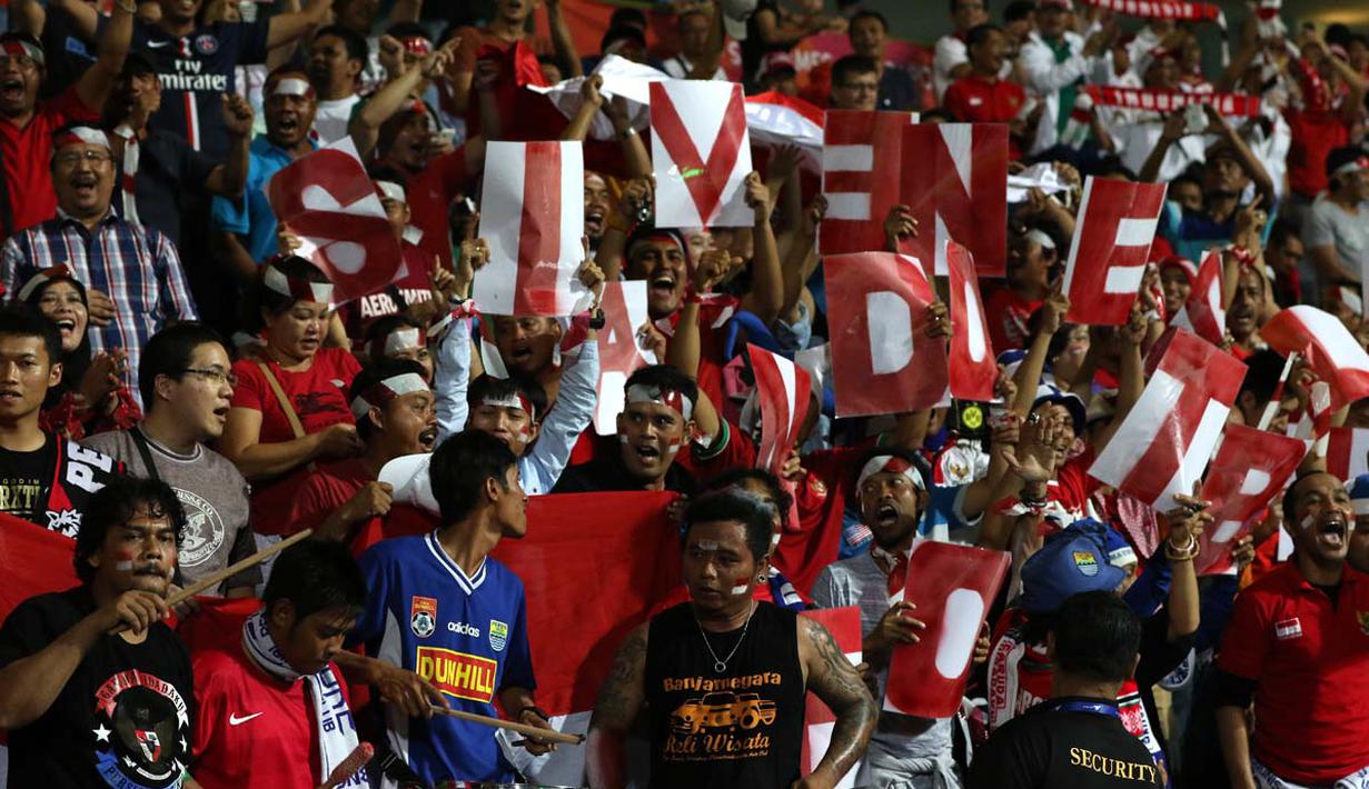 Aksi suporter Indonesia saat Timnas Indonesia U-23 bertanding melawan Kamboja U-23.  (Bola.com/Arief Bagus)