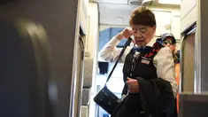 Pramugari tertua di maskapai American Airlines, Bette Nash membawa barang-barangnya sebelum melakukan penerbangan ke Boston di Bandara Ronald Reagan Washington di Arlington, Virginia (19/21). (AFP Photo/Eric Baradat)