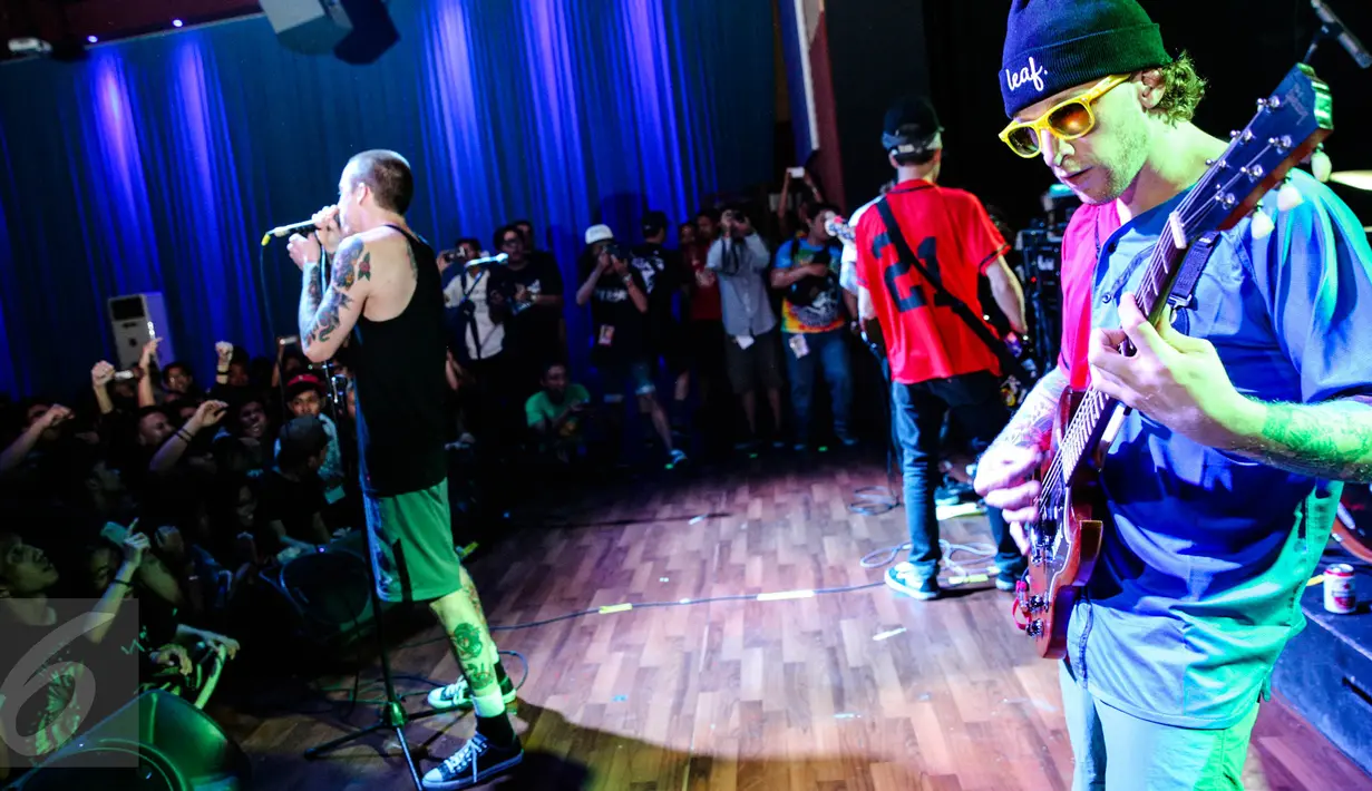 Penampilan band pop punk The Story So Far saat konser yang bertajuk The Story So Far & Man Overboard Suppy World di Jakarta, Minggu (30/8/2015). Band asal Amerika ini berhasil memuaskan para penggemarnya di  Jakarta. (Liputan6.com/Faizal Fanani)