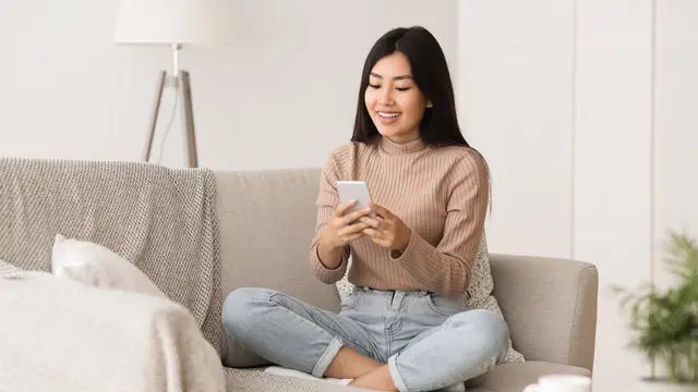 Perempuan membalas pesan