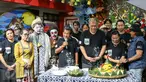 Sejumlah pemain Teater Koma saat mengadakan acara syukuran untuk pementasan Semar Gugat di Sanggar Teater Koma, Tangerang, (24/2). Teater Koma akan menggelar pentaskan Semar Gugat pada 3-10 Maret di GKJ. (Liputan6.com/Yoppy Renato)