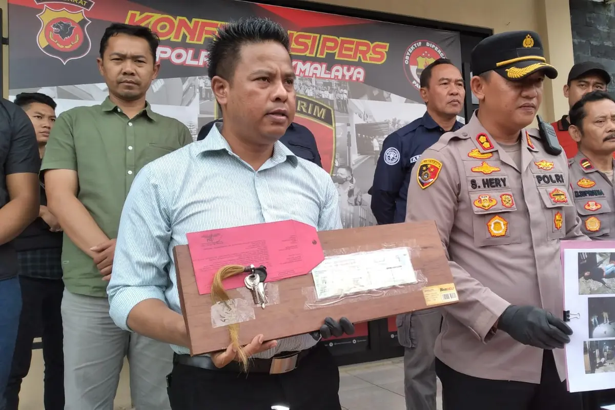 Kapolres Tasikmalaya AKBP Suhardi Heri Haryanto, menunjukan barang bukri penganiayaan dalam rilis kasus di kantornya, Rabuy (22/2/2023). (Liputan6.com/Jayadi Supriadin)