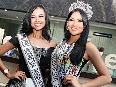 Puteri Indonesia 2015, Anindya Kusuma Putri (kanan) berpose bersama Puteri Indonesia Pariwisata 2015, Gresya Amanda Maaliwiga usai diskusi dengan wartawan di Jakarta, Senin (18/1/2016). (Liputan6.com/Immanuel Antonius)