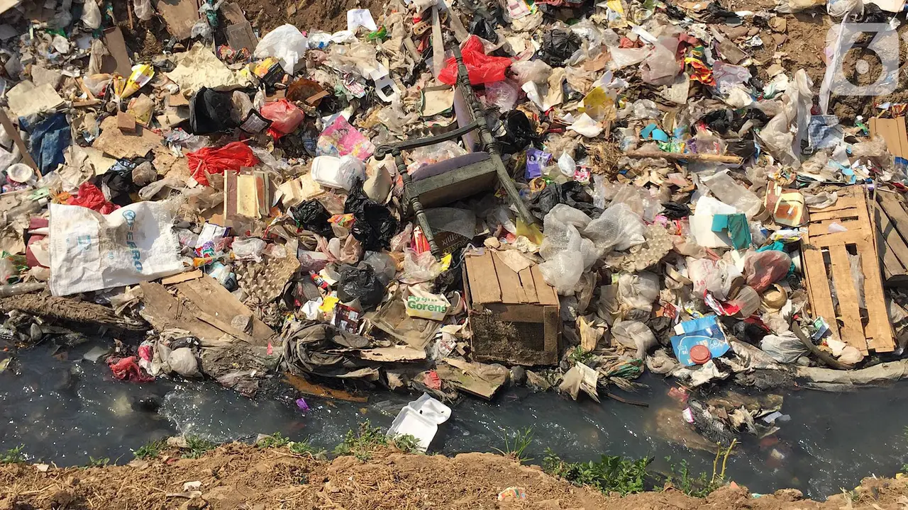 Bantaran Kanal Banjir Barat Dipenuhi Sampah