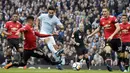 Gelandang Manchester City, Ilkay Gundogan, melepaskan tendangan ke gawang Manchester United pada laga Premier League di Stadion Etihad, Sabtu (7/4/2018). Manchester City takluk 2-3 dari Manchester United. (AP Photo/Matt Dunham)