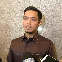 Cerita Dude Harlino bagi tugas dengan Alyssa Soebandono saat jaga anak.