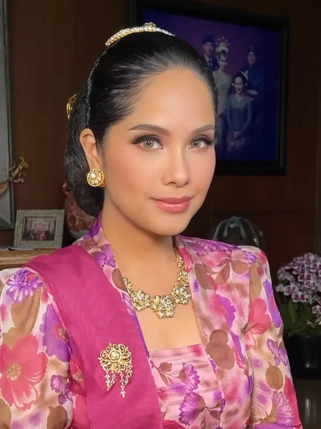 Annisa Pohan Ketika Mengenakan Kebaya Kutu Baru Motif Bunga-Bunga.