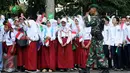 Personel TNI AD menjaga barisan pelajar yang menyambut kedatangan Raja Salman bin Abdulaziz di sekitar Istana Bogor, Rabu (1/3). 21 dentuman meriam dan kibaran bendera kedua negara mewarnai sambut Raja Salman. (Liputan6.com/Helmi Fithriansyah)