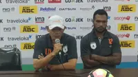 Pelatih Persipura Jayapura Liestiadi menilai Persib Bandung menang beruntung atas timnya dalam lanjutan Liga 1. Persib menang 1-0 di Stadion Gelora Bandung Lautan Api, Minggu (7/5/2017) malam WIB. (Liputan6.com/Kukuh Saokani)
