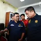 Menteri ESDM Ignasius Jonan memantau aktivitas Gunung Anak Krakatau dari Pos Pantau di Serang, Banten, Jumat (28/12). Status Gunung Anak Krakatau dinaikkan dari waspada level II menjadi siaga level III. (Merdeka.com/Imam Buhori)