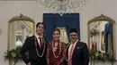 Sementara itu, sang ibu mertua, Maia Estianty kenakan kebaya lace panjang dengan kerah tinggi yang anggun [@maiaestiantyreal]