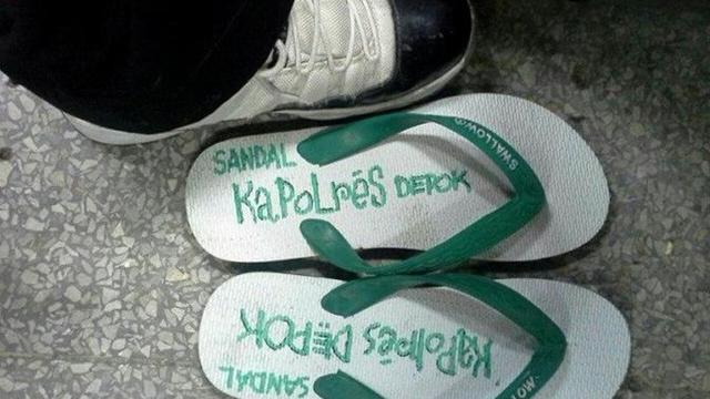 6 Tulisan di Sandal Jepit Tanda Kepemilikan Ini Bikin Ngakak