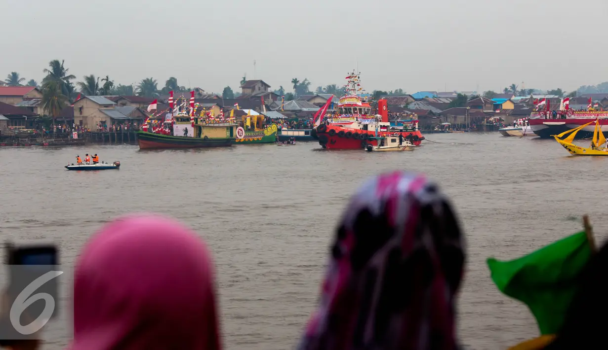 Suasana kemeriahan Karnaval Air di Sungai Kapuas , Kalimantan Barat, Sabtu (22/8/2015). Rencananya sungai Kapuas akan menjadi kawasan waterfront City di Indonesia. (Liputan6.com/Faizal Fanani)