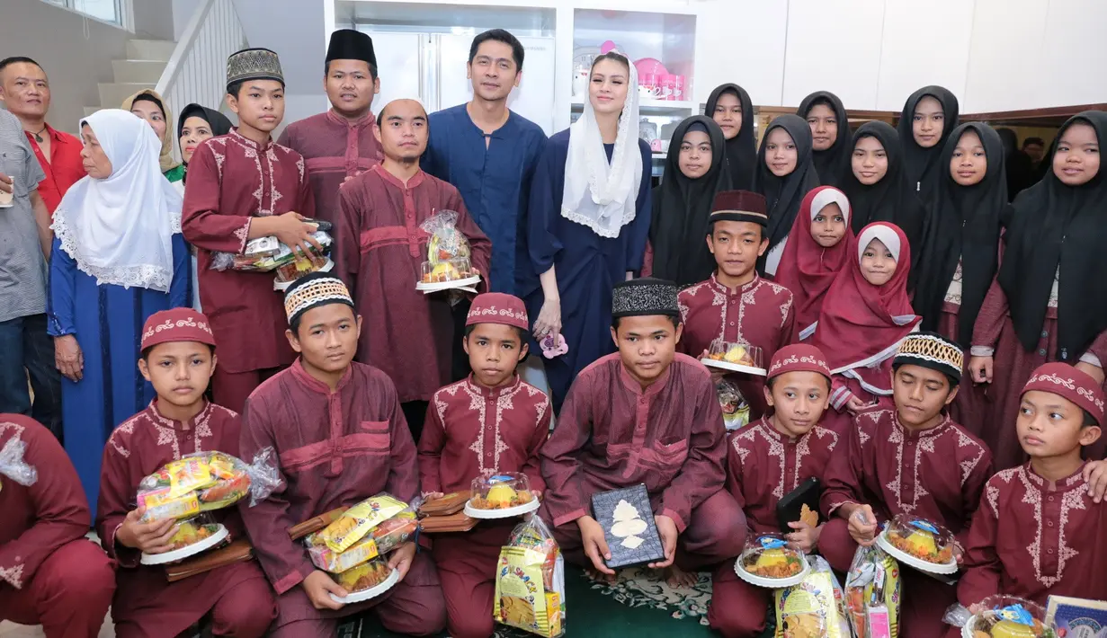 "25 orang (anak yatim piatu), biasanya rame cuma karena ini hari sekolah, jadi pada sekolah, ini yang dateng yang cuma sekolah siang. Sama ada ibu-ibu temen pengajian mamah," ujar Donita, Kamis (18/1/2018). (Adrian Putra/Bintang.com)