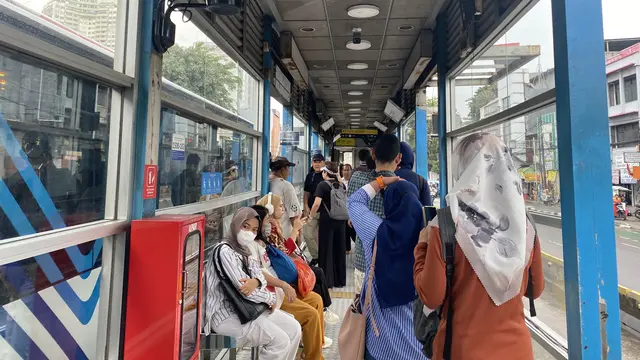Penumpang Transjakarta.  Pemprov Jakarta menggratiskan biaya perjalanan untuk perempuan pada Hari Kartini, Senin (21/4/2025).