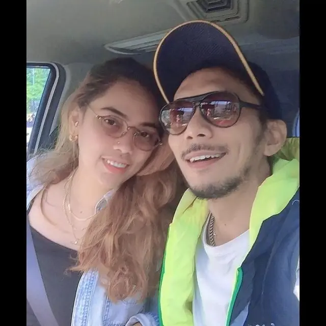 Pernah Viral, Ini 7 Potret Terbaru Norman Kamaru Bersama Istri yang Jarang Tersorot