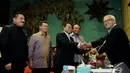 Wakil Ketua DPR RI Agus Hermanto (kanan) memberikan palu sidang kepada ketua Komisi V terpilih Ferry Djemi Francis (ketiga kiri) dari fraksi Partai Gerindra, Jakarta, Kamis (30/10/2014). (Liputan6.com/Andrian M Tunay)