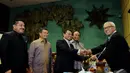 Wakil Ketua DPR RI Agus Hermanto (kanan) memberikan palu sidang kepada ketua Komisi V terpilih Ferry Djemi Francis (ketiga kiri) dari fraksi Partai Gerindra, Jakarta, Kamis (30/10/2014). (Liputan6.com/Andrian M Tunay)